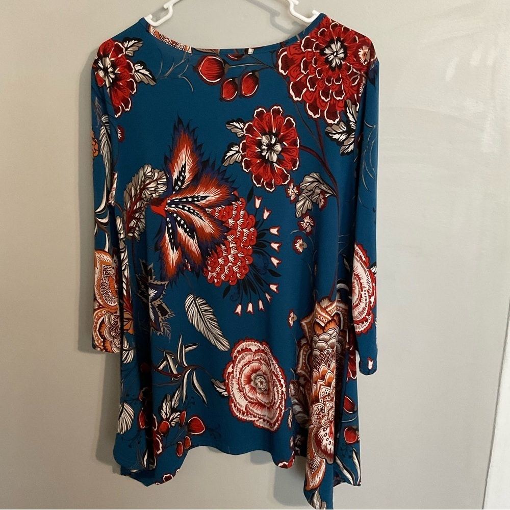 NorthStyle floral handkerchief hem tunic top. Size Medium - Picture 3 of 4